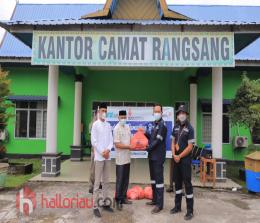 Penyerahan bantuan sembako dari PT Timah kepada masyarakat Rangsang, Kabupaten Kepulauan Meranti