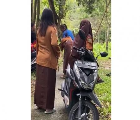 Tangkapan layar video viral siswi SMP berkelahi diduga di Pekanbaru.(foto: int)