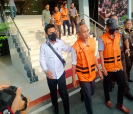 Empat tersangka kasus Korupsi Masjid Raya Senapelan Pekanbaru saat digiring ke Rutan Kelas I Pekanbaru.(foto: bayu/halloriau.com)