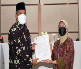 Bupati Siak Alfedri menerima dokumen RDTR Direktur Bina Perencanaan Tata Ruang Daerah Wilayah I Kementerian ATR/BPN Reny Windyawati.(foto: diana/halloriau.com)