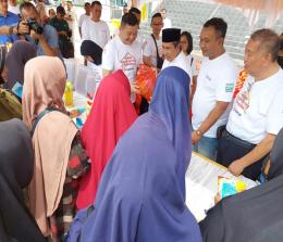 Gubernur Riau, Syamsuar bersama Direktur PT Indah Kiat Hasanuddin The menghadiri bazar dan operasi pasar (foto/ist)