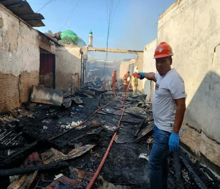 Petugas saat di rumah yang terbakar merupakan tempat usaha bernama Pusat Oleh-oleh Ameena (foto/bayu-halloriau)