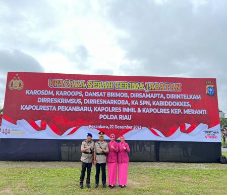 AKBP Andi Yul Lapawesean Tenri Guling SIk MH resmi menyerahkan tongkat komando jabatan Kapolres Kepulauan Meranti kepada
AKBP Kurnia Setyawan SH SIk dalam upacara Sertijab yang dipimpin Kapolda Riau
