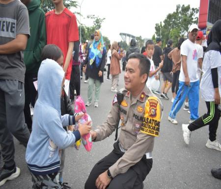 Kasat Lantas Kompol Alvin sosialisasi Pemilu Damai di CFD Pekanbaru (foto/ist)