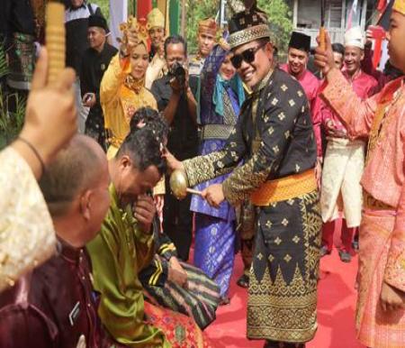 Bupati Pelalawan saat membuka acara Mandi Balimau Kasai Potang Mogang di Langgam.(foto: andi/halloriau.com)