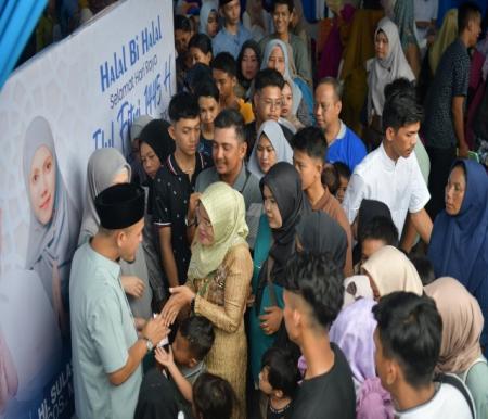 Ribuan masyarakat sesaki kediaman Wakil Ketua DPRD Riau Agung Nugroho (foto/Yuni)