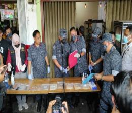 Tim BNN di lokasi pabrik ekstasi berkedok warung pempek di Pekanbaru.(foto: bayu/halloriau.com)