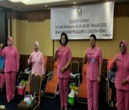 Ibu Wakapolda Riau saat memberikan semangat kepada ibu-ibu Bhayangkari disela-sela kunjungan baksos donor darah di Hotel Furaya, Pekanbaru, Selasa (23/6/2020)..