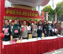 Konferensi pers pengungkapan tersangka kejahatan di Polresta Pekanbaru (foto/bayu-halloriau)
