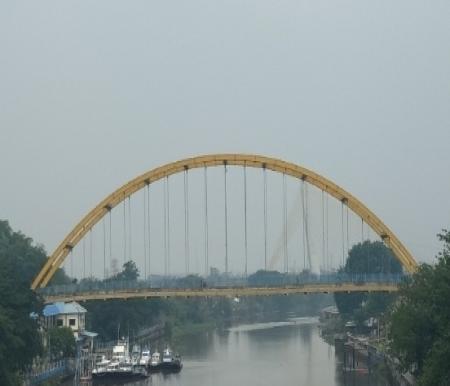 Jembatan Siak IV di Pekanbaru tertutup kabut asap hingga siang ini (foto/riki-halloriau)