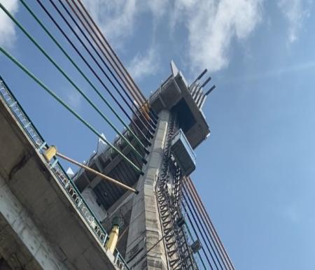 Lift setinggi 73 meter di puncak Jembatan Tengku Agung Sultanah Latifah juga menarik wisatawan (foto/int)