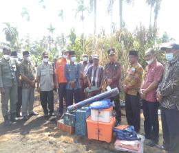 Wakil Bupati Kepulauan Meranti, Asmar menyerahkan bantuan logistik dan administrasi kependudukan yang baru kepada korban kebakaran rumah