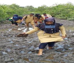 Potret buram guru honorer di Kabupaten Kepulauan Meranti, mereka rela mengarungi banjir dan becek untuk sampai ke sekolah