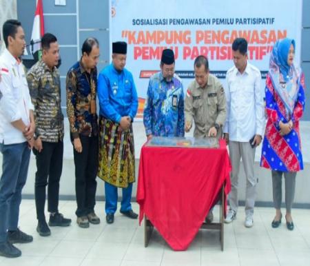 Pemkab Bengkalis dan Bawaslu Riau saat enandatanganan Prasasti Wilayah Kampung Panwaslu Kelurahan Air Jamban.(foto: zulkarnaen/halloriau.com)
