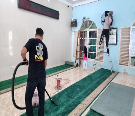 Tampak anggota Panji Riau Kota Dumai membersihkan Masjid Darussalam Jayamukti secara sukarela, Minggu (19/11/2023).(foto: bambang/halloriau.com)