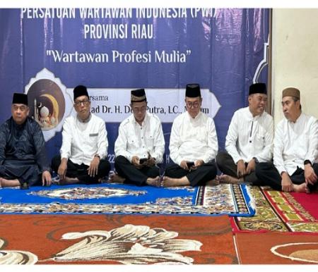Edy Natar, Rusli Zainal dan Syamsuar hadiri buka puasa bersama PWI Riau.(foto: istimewa)