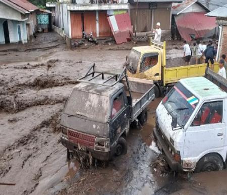 Banjir lahar dingin Gunung Marapi Sumbar landa pemukiman.(foto: antara.com)