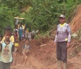 Alat berat Dinas PUPR Rohul sedang perbaiki jalan longsor ke Dusun Sungai Bungo.