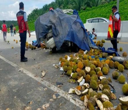 Pick up muatan durian menabrak truk yang parkir di bahu jalan Tol Pekanbaru-Dumai (foto/instagram)