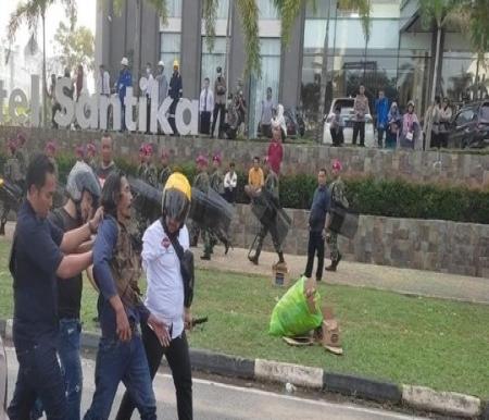 Polisi mengamankan pendemo yang diduga lakukan perusakan saat bentrokan di Batam (foto/ist)
