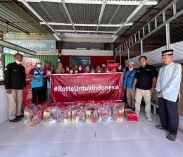 Pembagian paket sembako gratis pada Grand opening Rotte Perawang Dua, Tualang, Kabupaten Siak.