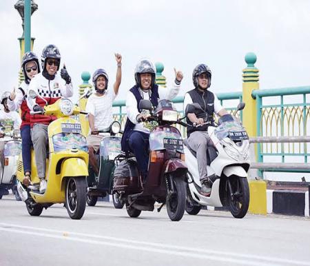 Bupati Siak, Alfedri bersama club scooter di Siak.(foto: int)