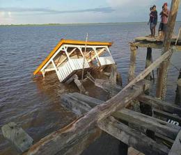 Dermaga pelabuhan Desa Mekar Sari, Kecamatan Merbau, Kepulauan Meranti  seperti ada kejanggalan. Baru tiga bulan, dermaga tersebut sudah ambruk
