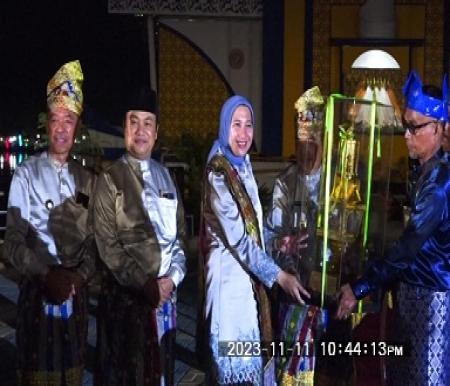 Bupati Rohil, Afrizal Sintong menyerahkan piala bergilir kepada Plt Gubri Edy Natar Nasution untuk diperebutkan kembali pada MTQ ke-41 (foto/Afrizal)