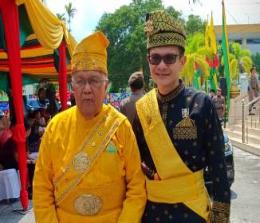 DYMM Sultan Pelalawan X Sultan Syarif Kamarudddin (kiri) didampingi Jubir kesultanan, Tengku Zulmizan (foto/Andy)