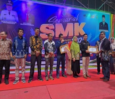 PT CDN mendapatkan penganugerahan empat kategori dari Pemprov Riau (foto/ist)