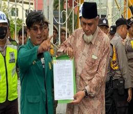 Presiden BEM Umri, Alfikri Habibullah menyerahkan petisi tuntutan cabut UU Cipta Kerja kepada anggota Komisi I DPRD Riau dari fraksi partai Gerindra, Suhaidi.(foto: rinai/halloriau.com)