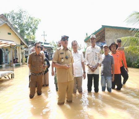 Bupati Kuansing, Suhardiman Amby turun langsung meninjau banjir (foto/ultra)