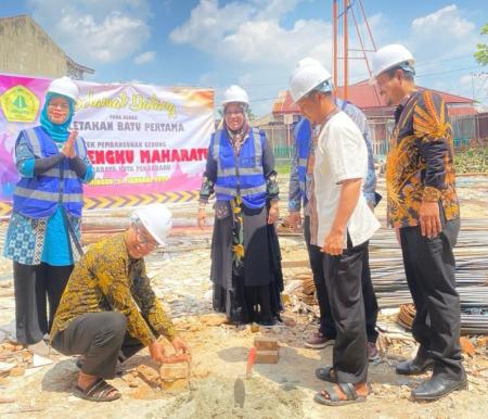 Peletakan batu pertama oleh Ketua Yayasan Tengku Maharatu Ns Erika MKep SpMat PhD (foto/ist)