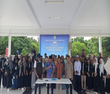 Forum Dosen Universitas Riau Peduli Demokrasi menggelar aksi di Open Space Universitas Riau (foto/Mg1)