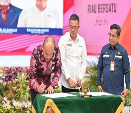 Kakanwil BPJS Ketenagakerjaan Sumbar-Riau, Eko Yuyulianda dan Ketua PWI Riau, Raja Isyam Azwar saat penadatanganan MoU.(foto: istimewa)