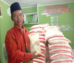 Direktur BumDes Mekar Jaya, Desa Mekar Baru Imam BR, saat memperlihatkan beras jenis Pandan Wangi hasil produksi BumDes