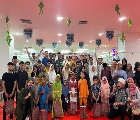 Manajemen Plaza The Central dan Hotel Ameera Pekanbaru bersama puluhan anak yatim usai buka puasa bersama.(foto: istimewa)