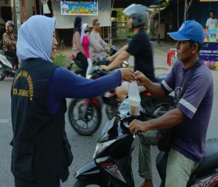 PANJI  Riau berbagi kebaikan di Ramadan dengan membagikan ratusan paket takjil ke masyarakat Dumai yang melintas (foto/bambang)