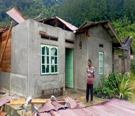 Rumah warga di Tapanuli Utara, Sumut rusak akibat hujan da puting beliung (foto/detik)