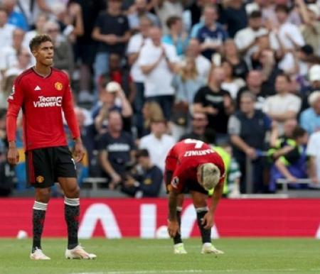 Ekspresi kekecewaan tiga pemain Manchester United setelah gawangnya dibobol oleh Tottenham Hotspur dalam lanjutan Liga Primer Inggris. Tottenham menang 2-0 atas MU. 