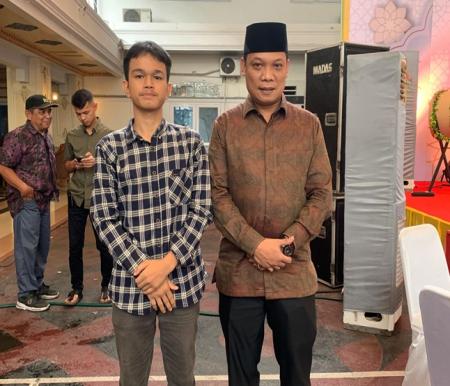 Fahmi, warga Pekanbaru foto bersama Pj Walikota Muflihun saat mengikuti open house dikediaman rumah dinas walikota Pekanbaru. 
