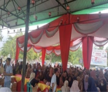 Masyarakat apresiasi operasi pasar murah yang digelar Pemkab Pelalawan (foto/Andi)