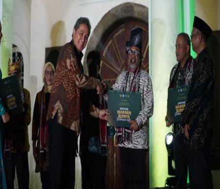 Kadisbud Riau, Raja Yoserizal menerima dua sertifikat WBTBI langsung dari Dirjen Kebudayaan, Hilmar Farid.(foto: mcr)