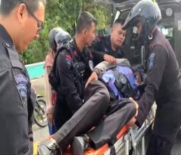 Rinaldi saat akan dibawa ke rumah sakit usai ditemukan terkapar di pinggir Jalan Naga Sakti Pekanbaru.(foto: istimewa)