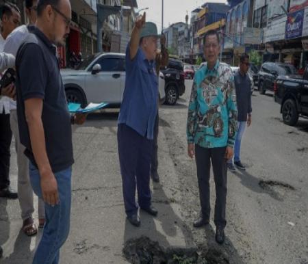 Pj Gubri, SF Hariyanto bersama Sekdako Pekanbaru, Indra Pomi Nasution meninjau jalan rusak.(foto: istimewa)