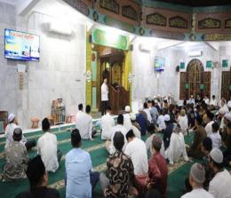 Gubernur Riau, Syamsuar saat safari Ramadan di Masjid Al Firdaus, Pekanbaru.(foto: mcr)