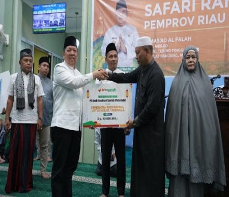 Asisten I Setdaprov Riau saat penyaluran bantuan pembangunan masjid dari BRK Syariah.(foto: sri/halloriau.com)