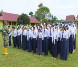 Serda Fujiantoro memberikan materi wasbang kepada para siswa SMPN 1 Teluk Meranti.(foto: andi/halloriau.com)