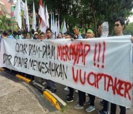 Demo ratusan massa mahasiswa Unri di DPRD Riau menolak UU Ciptaker yang telah disahkan DPR RI.(foto: rinai/halloriau.com)