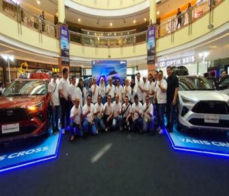 Foto bersama manajemen TAM dan Agung Toyota usai launching All New Yaris Cross.